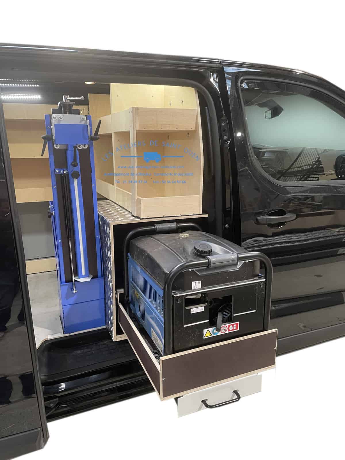 amenagementvehiculeutilitairehabillagepolypropyleneetageresboissurmesureetabli