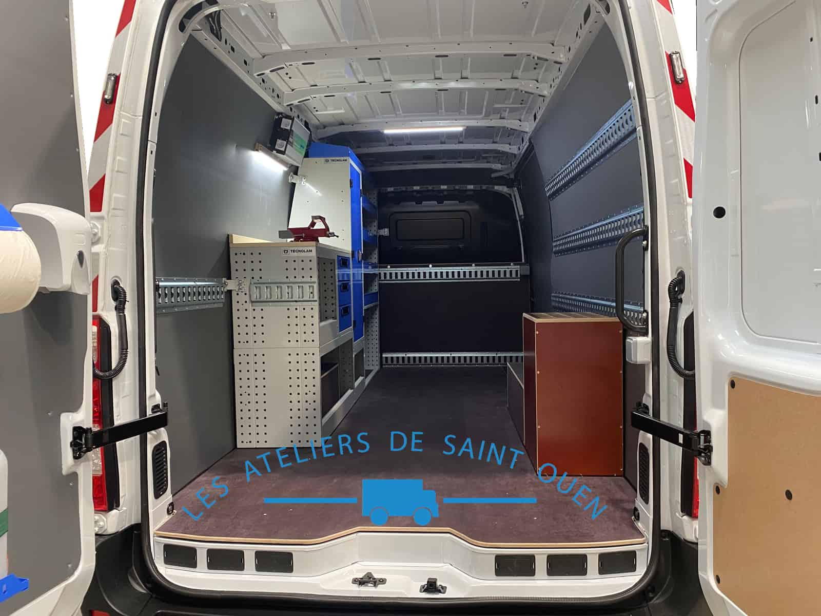 Amenagement en polyester pour vehicule utilitaire et cover complet