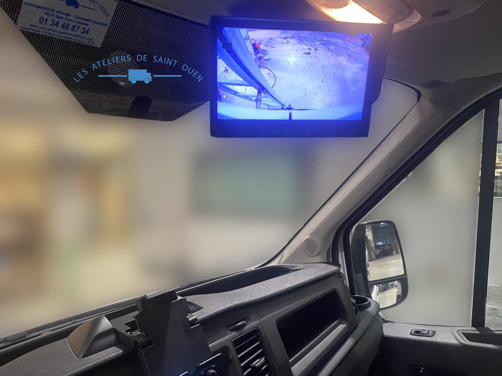 Installation radar stationnement avec caméra de recul sur voiture