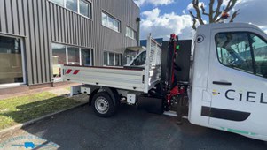 renault master plateau aluminium et grue coté gauche